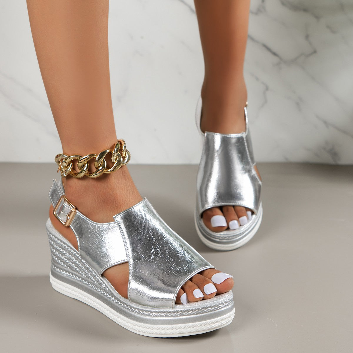 Alicia - Sandalen mit breiter Sohle und Schnalle