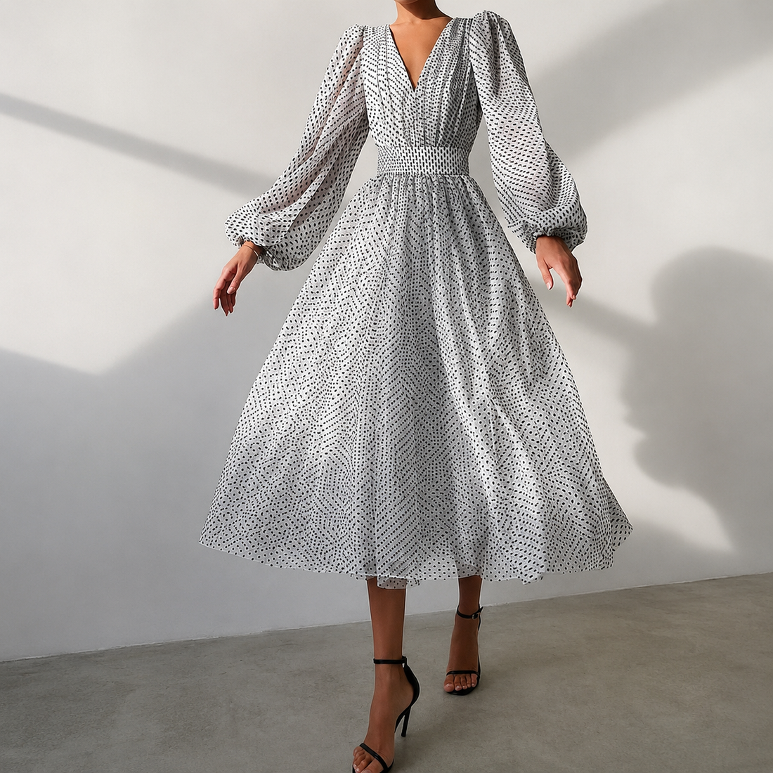 Emina - Elegantes Kleid mit V-Ausschnitt und langen Ärmeln