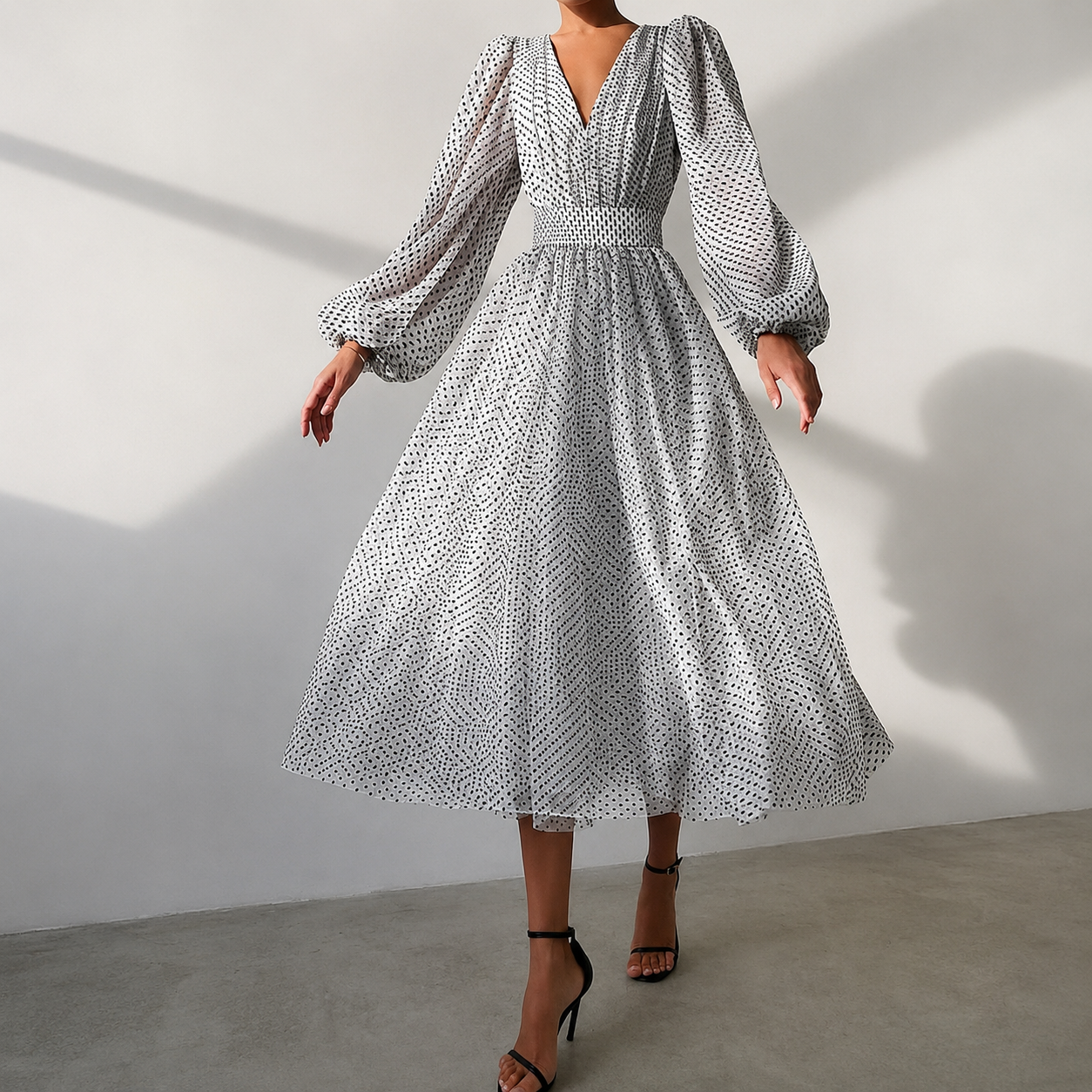Emina - Elegantes Kleid mit V-Ausschnitt und langen Ärmeln