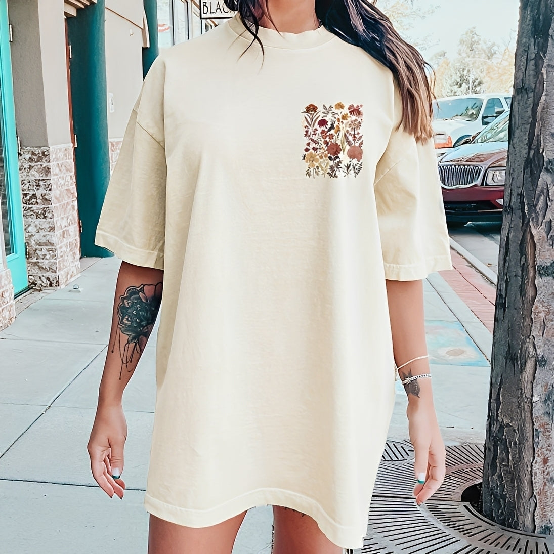 Thea - Modernes T-Shirt mit Blumenmuster
