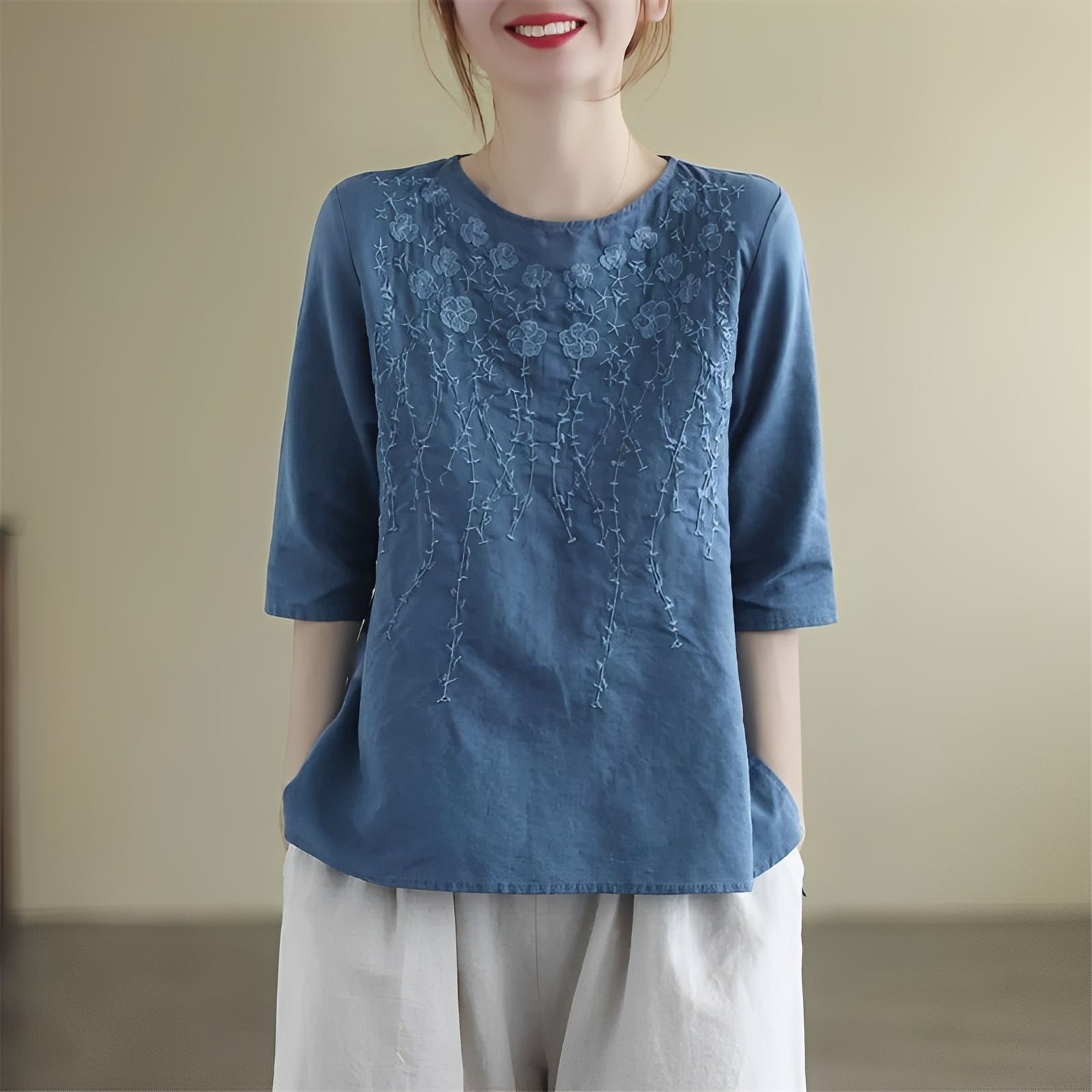 Amelia - Damenbluse mit Stickerei und halben Ärmeln