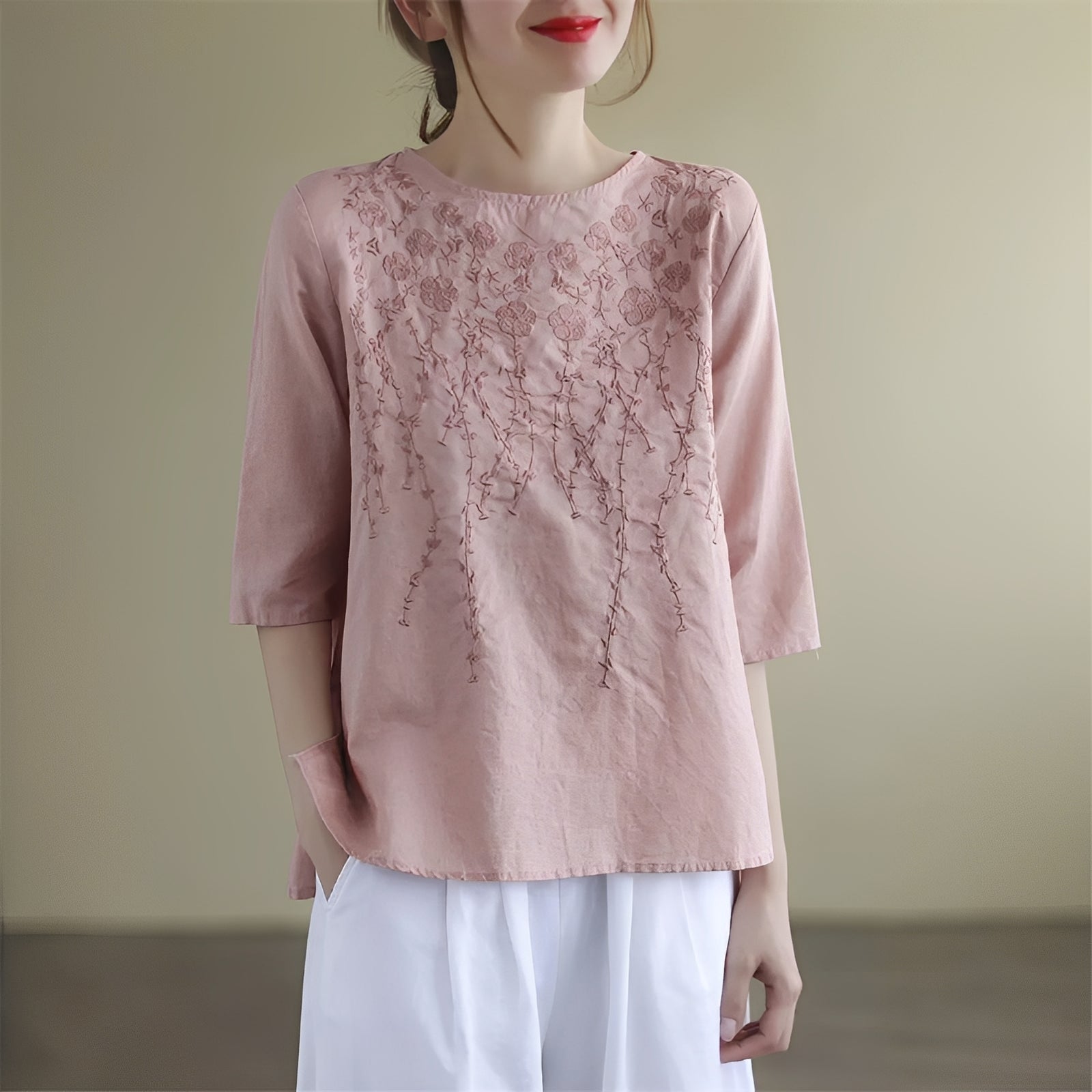 Amelia - Damenbluse mit Stickerei und halben Ärmeln