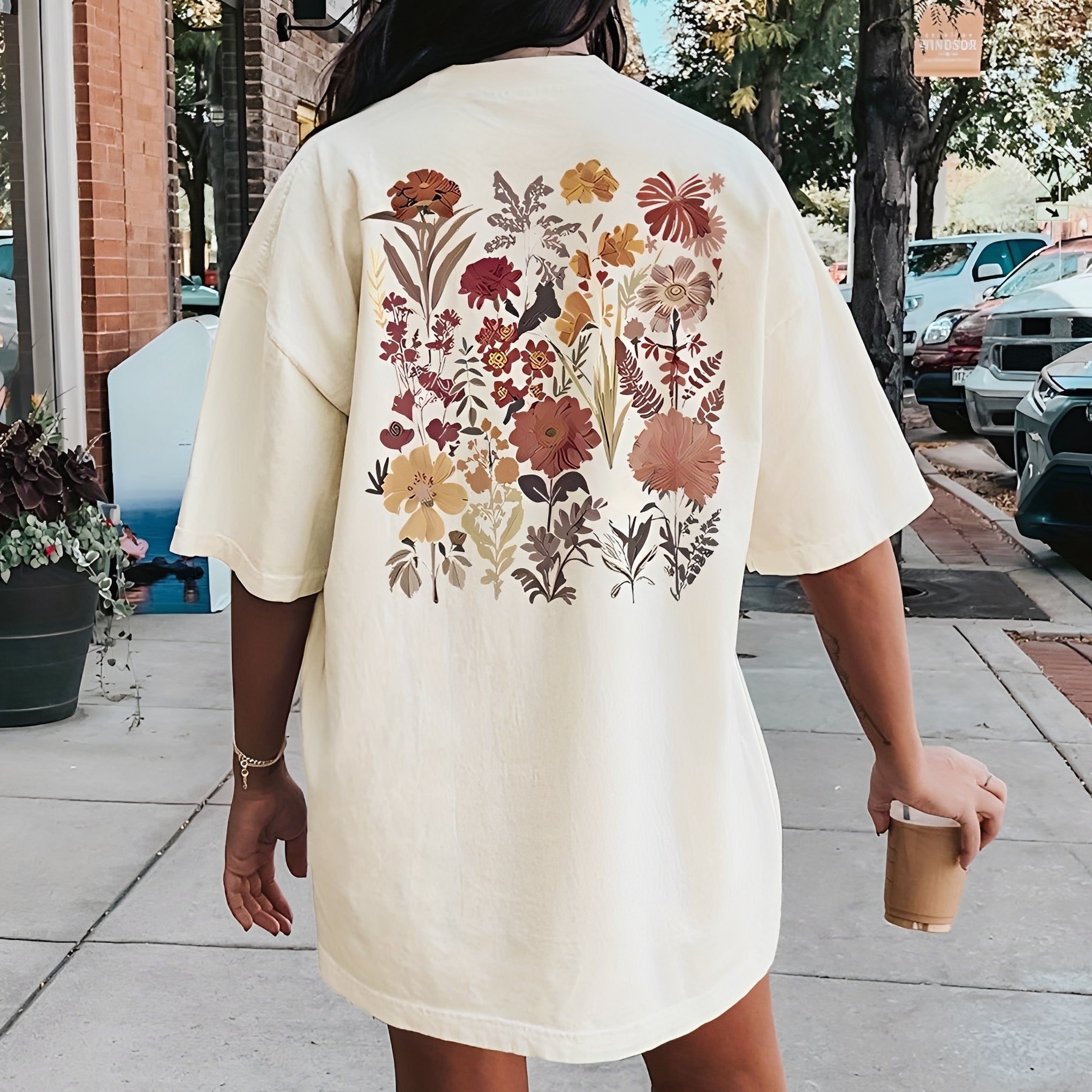 Thea - Modernes T-Shirt mit Blumenmuster