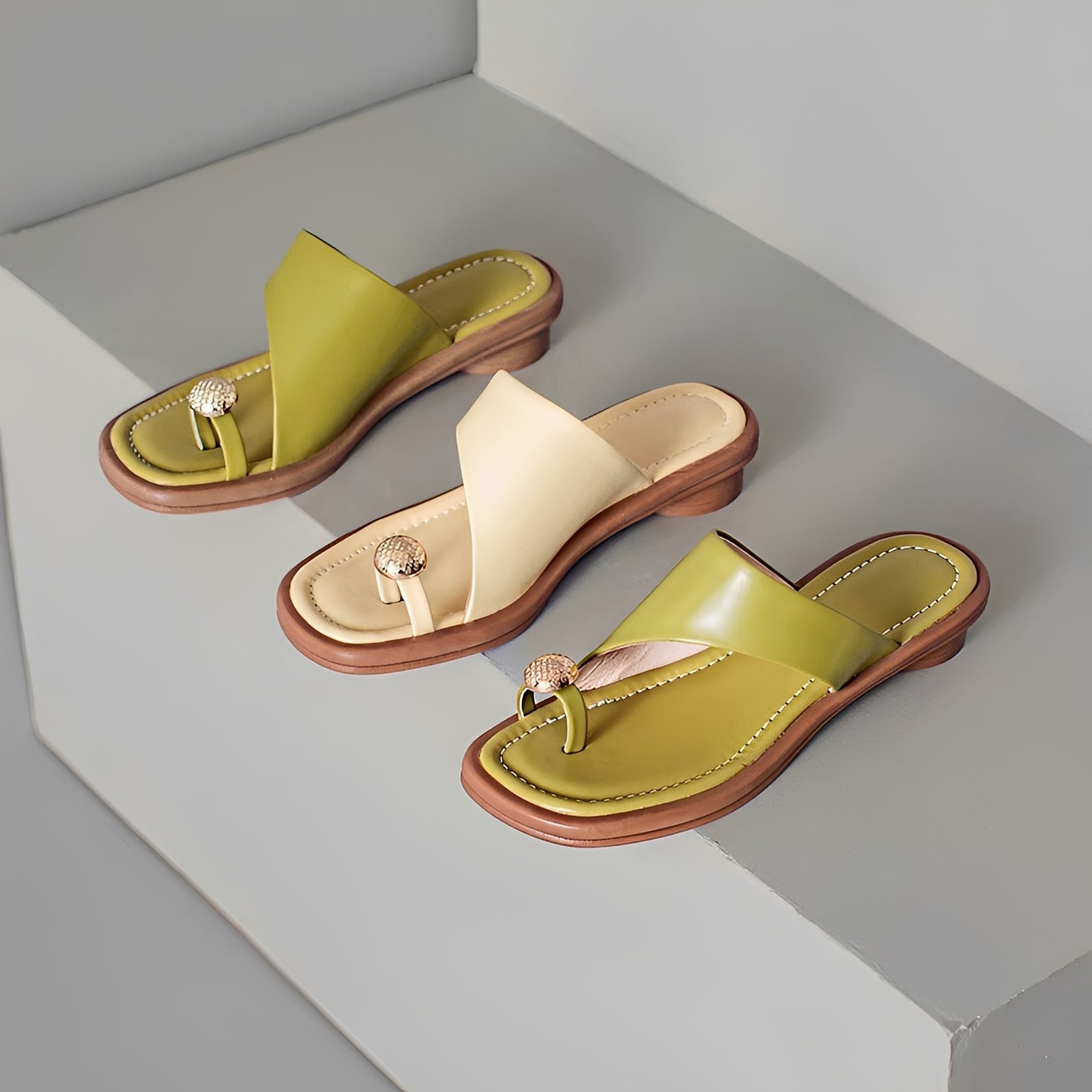 Deanna - Stylische Hausschuhe mit Schnalle