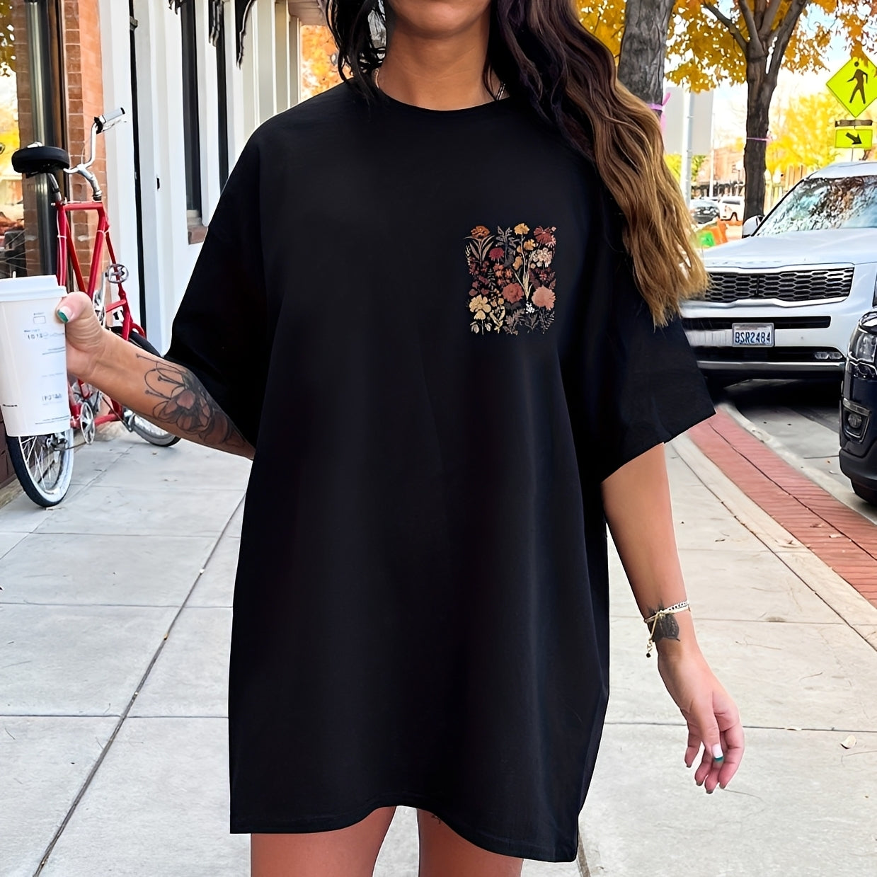 Thea - Modernes T-Shirt mit Blumenmuster