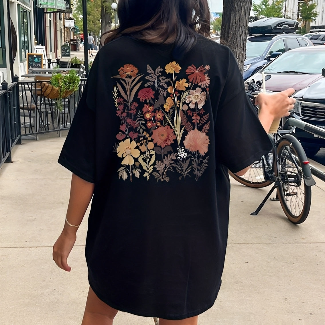 Thea - Modernes T-Shirt mit Blumenmuster