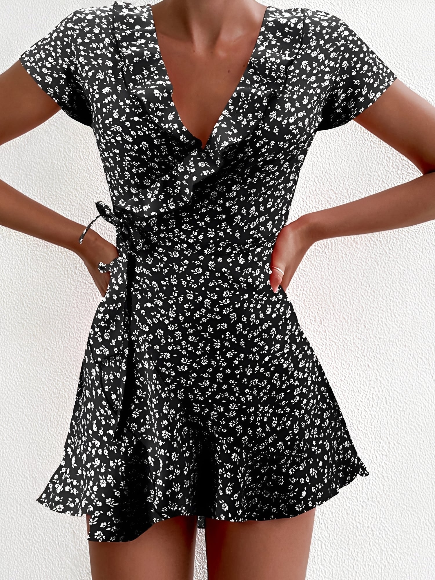 Betsy - Stilvolles Mini-Kleid mit Blumenmuster