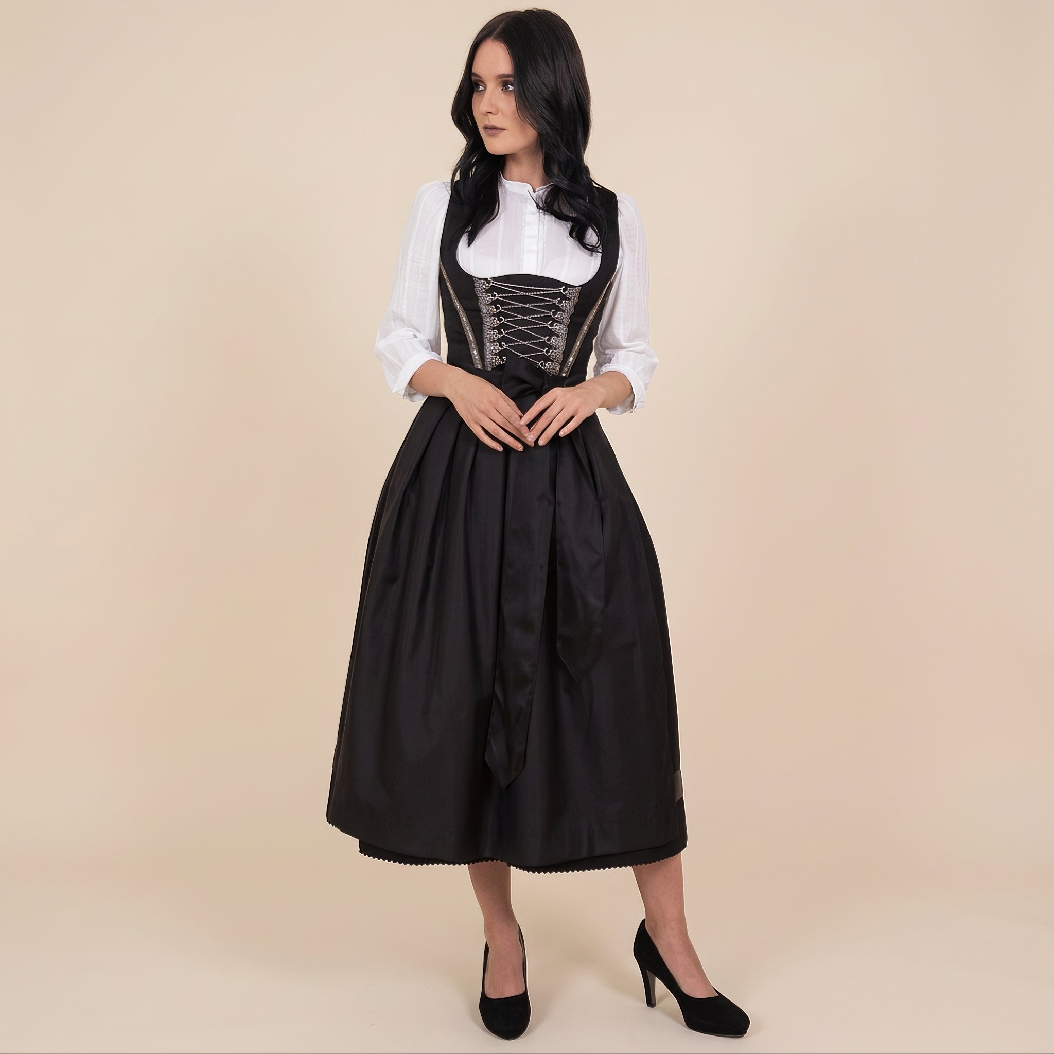 Nina - Dirndl im modernen Oktoberfest-Stil mit langen Ärmeln